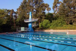 Schwimmbad Sprungtürme
